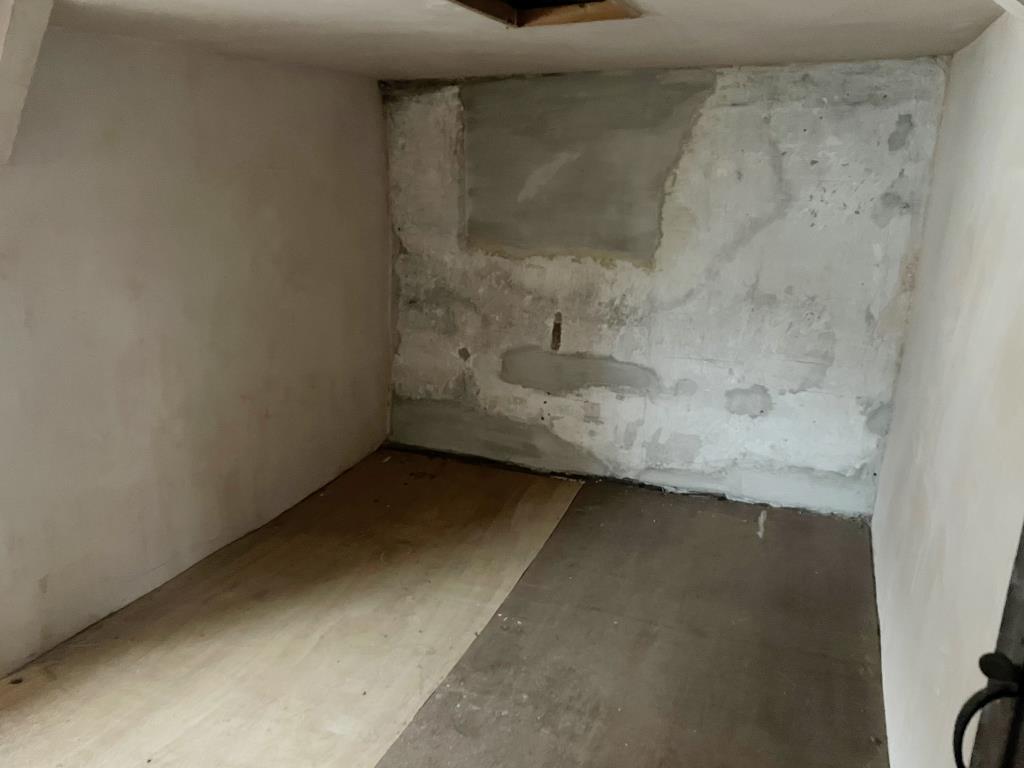 Lot: 58 - COMMERCIAL PROPERTY WITH POTENTIAL - Attic room